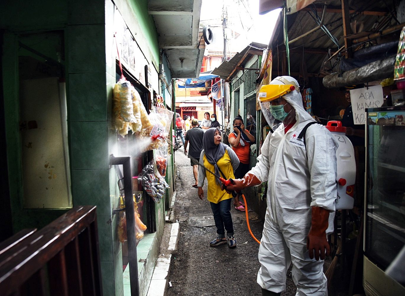 Pemyemprotan disinfektan di  pemukiman padat di Kota Jakarta Pusat