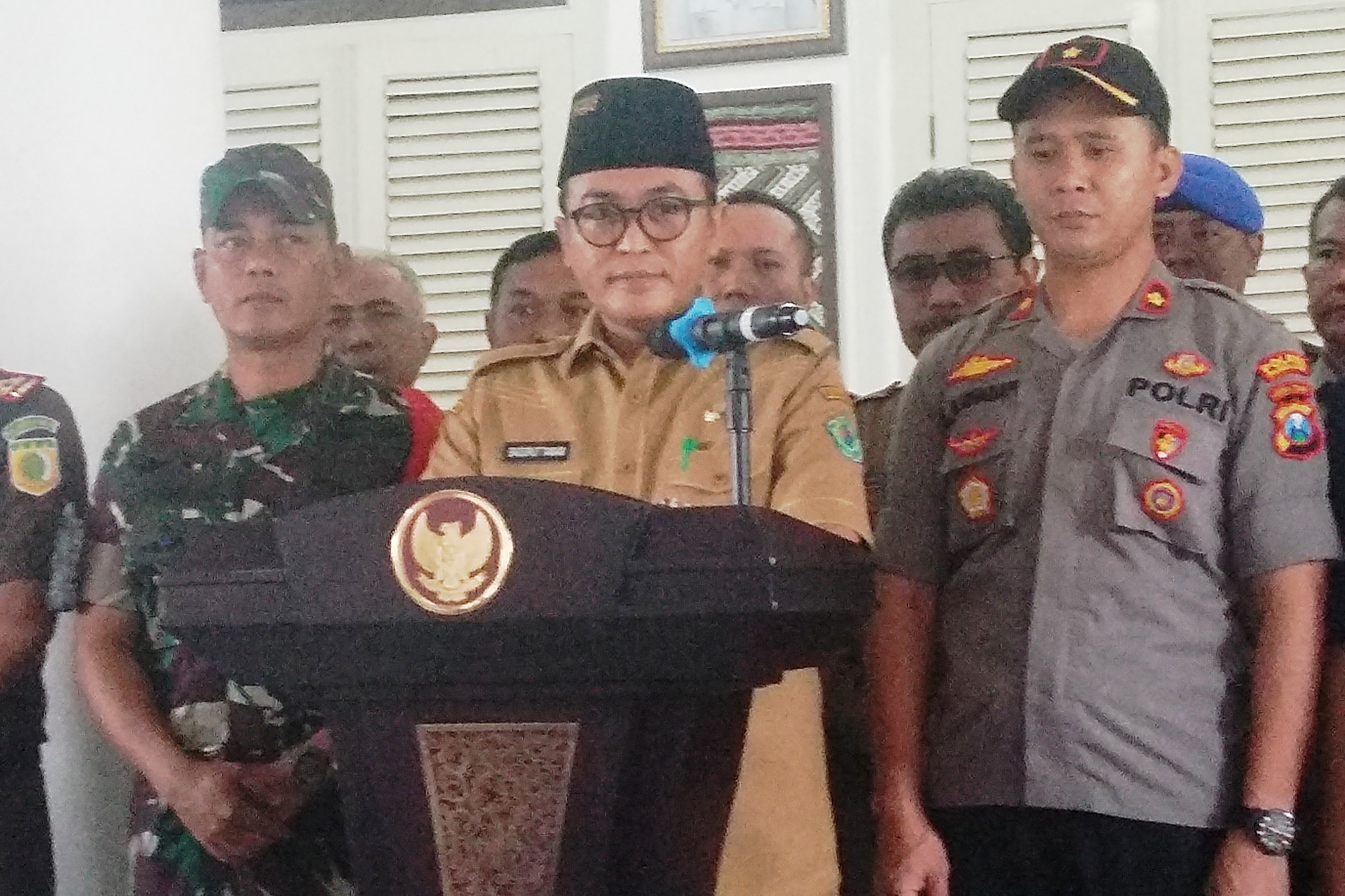 Bupati Pamekasan, Jawa Timur,  Baddruttamam, didampingi anggota Forkopimda menyampaikan penundaan program belajar mandiri di rumah. 