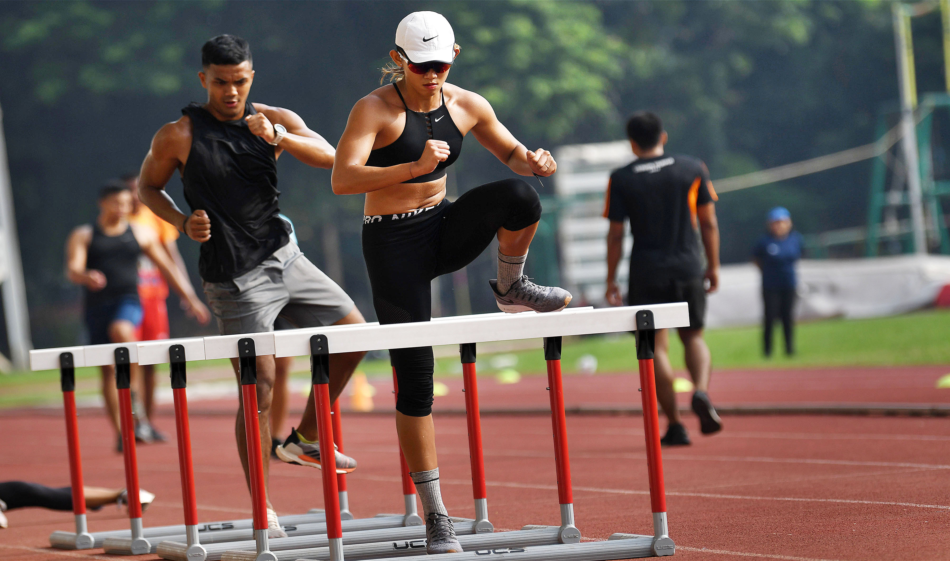 Pelari gawang putri Emilia Nova (kanan) berlatih di Stadion Madya Jakarta, jelang pelaksanaan Olimpiade 2020 Tokyo.