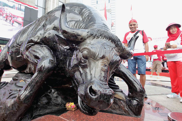 Patung Banteng Wulung sebagai simbol bursa yang menanjak.