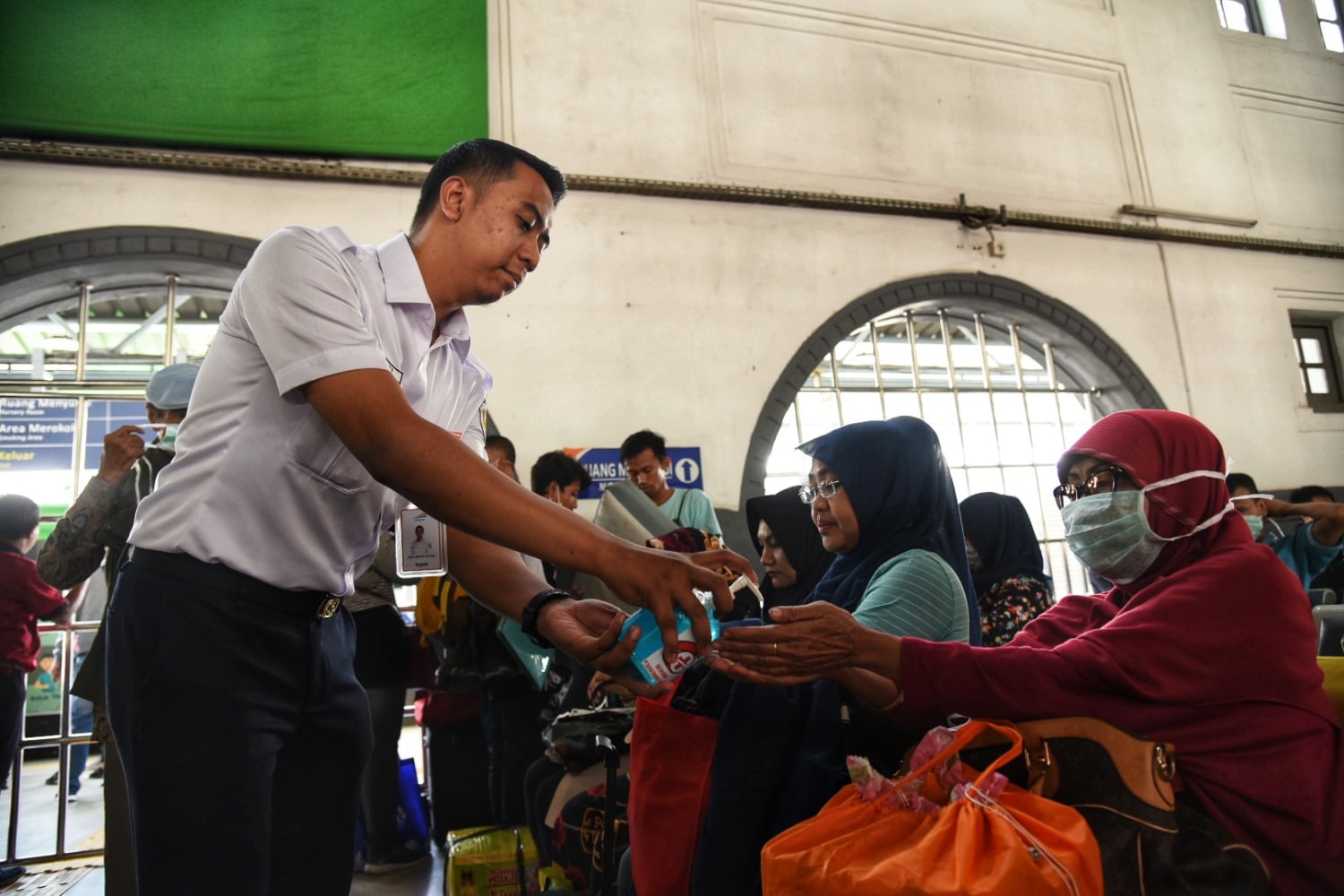 PT Kereta Api Indonesia (Persero) menggencarkan kegiatan sosialisasi terkait wabah virus korona dan langkah pencegahan di Stasiun Senen.