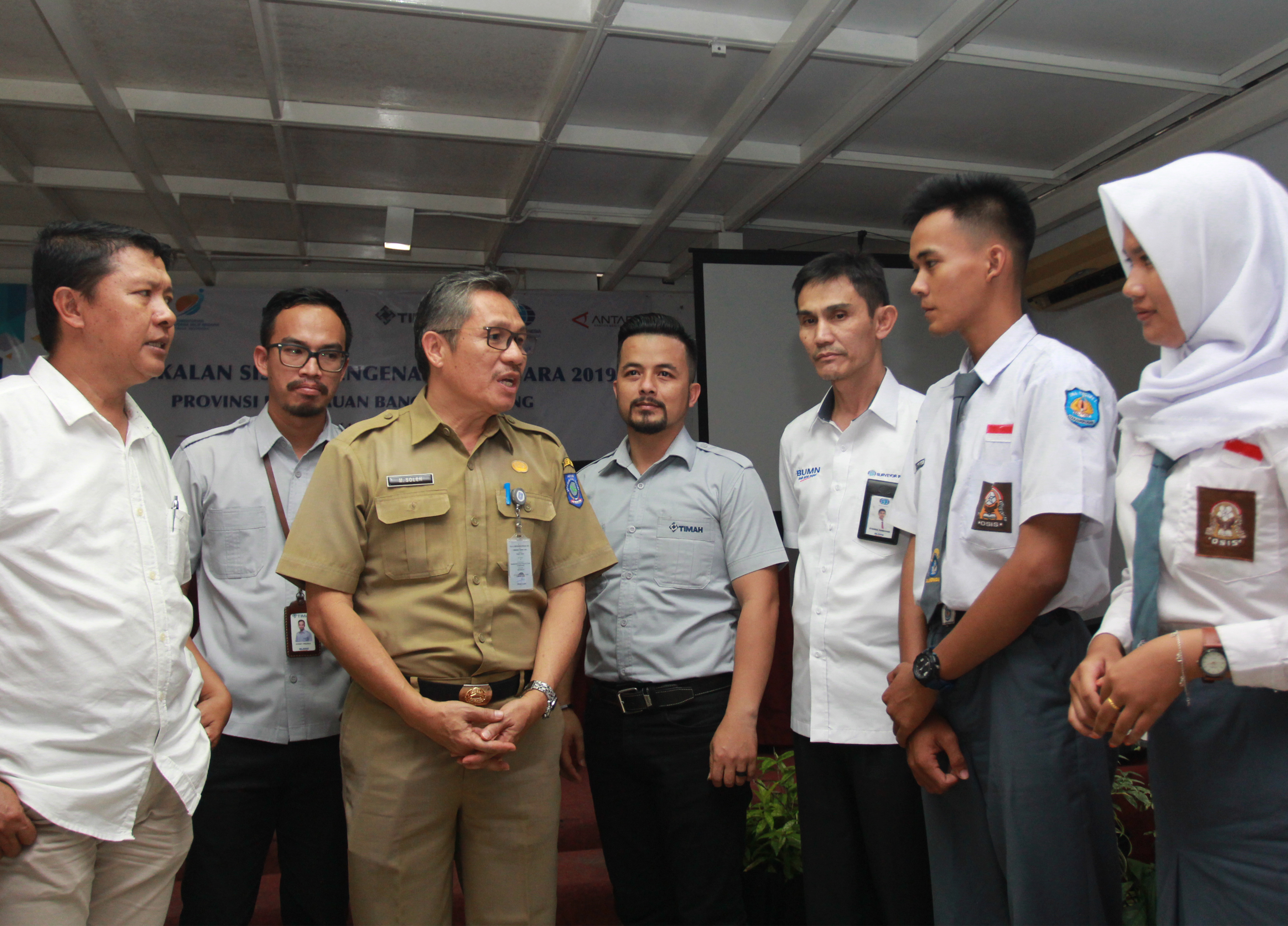 Kepala Dinas Pendidikan Provinsi Bangka Belitung Muhammad Soleh berbincang dengan pelajar.