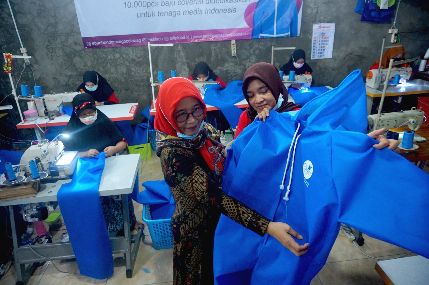 Sampel pakaian APD (alat Pelindung Diri) kesehatan yang telah selesai produksi di UKM Tulip Craft, Tulungagung, Jawa Timur