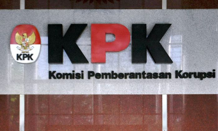 Logo KPK yang terpasang di Gedung KPK.
