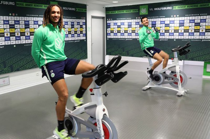 Dua pemain Wolfsburg berlatih di tengah pandemi Covid-19.