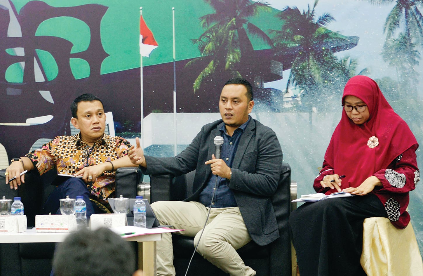 Wakil Ketua Baleg DPR dari Fraksi NasDem Willy Aditya (tengah), anggota DPR Abdul Kadir Karding (kiri) dan anggota DPR Netty Prasetiyani.