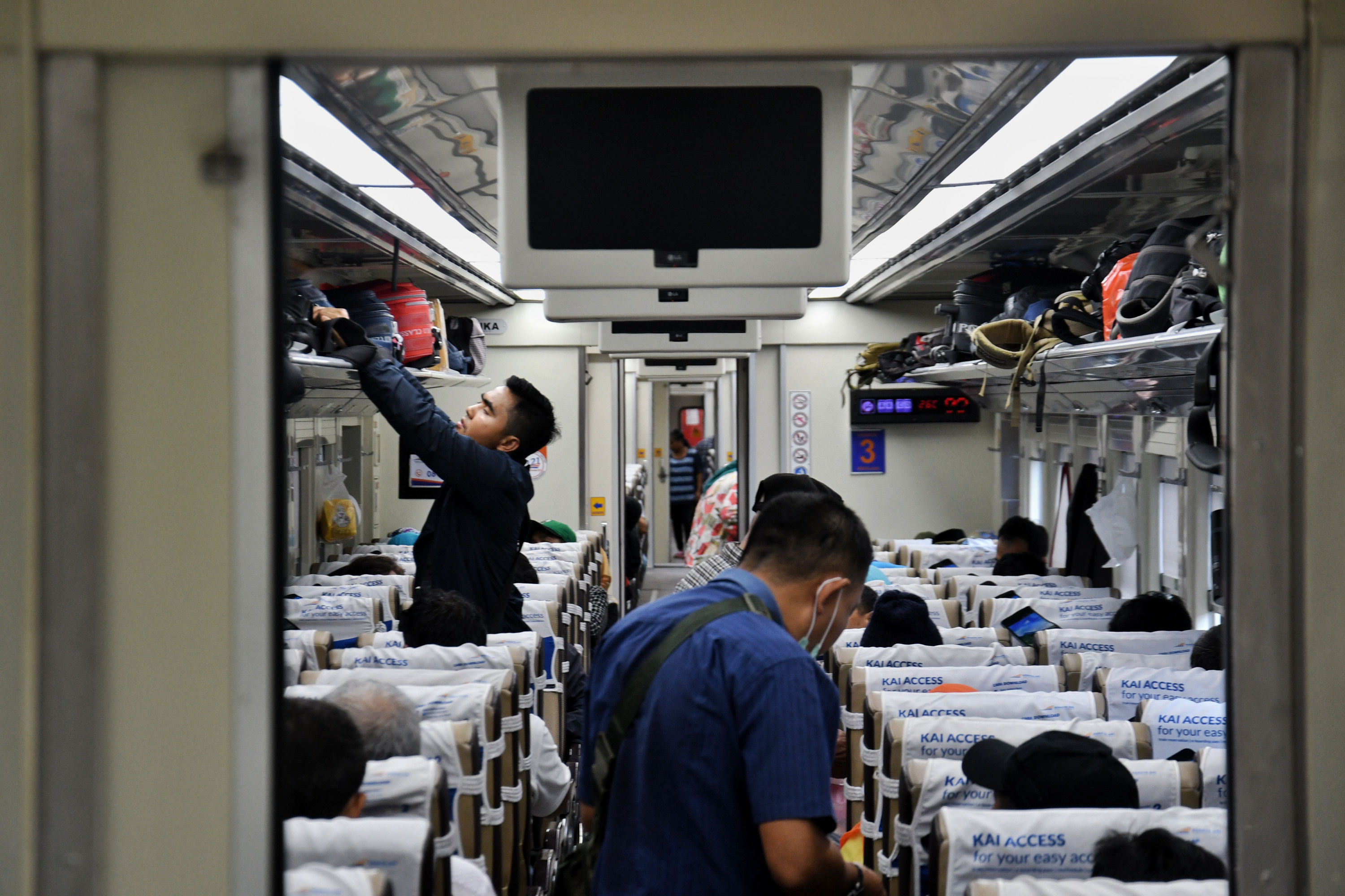 Suasana di dalam gerbong kereta api yang berangkat dari Stasiun Pasar Senen, Jakarta.
