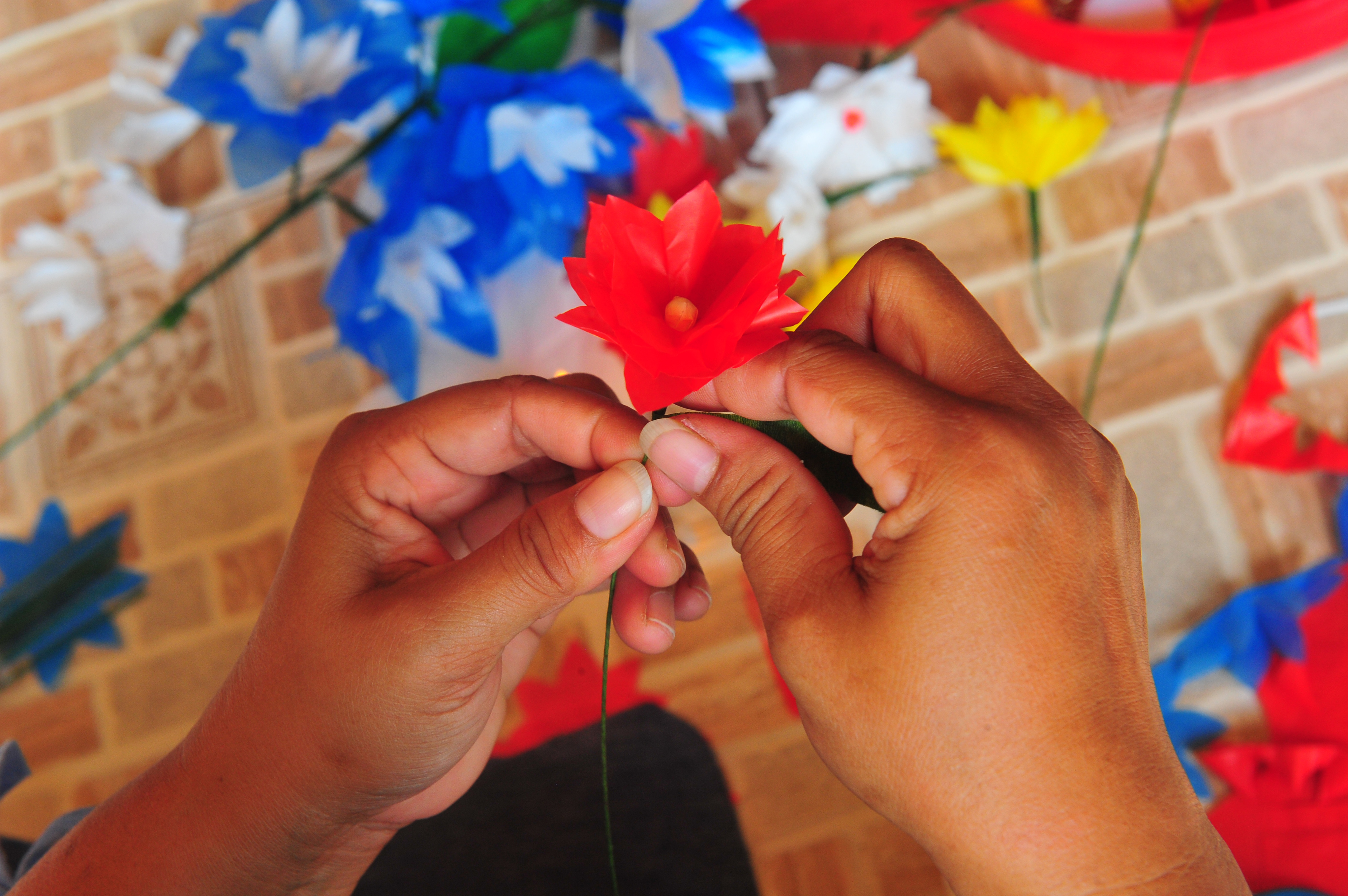 Anggota Kelompok Bank Sampah Omah Sinau menyelesaikan pembuatan kerajinan bunga dari sampah plastik di Jambi, Kamis (13/2).