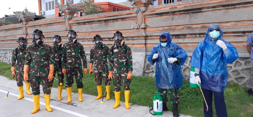 TNI AD di Bali mengenakan alat pelindung diri.