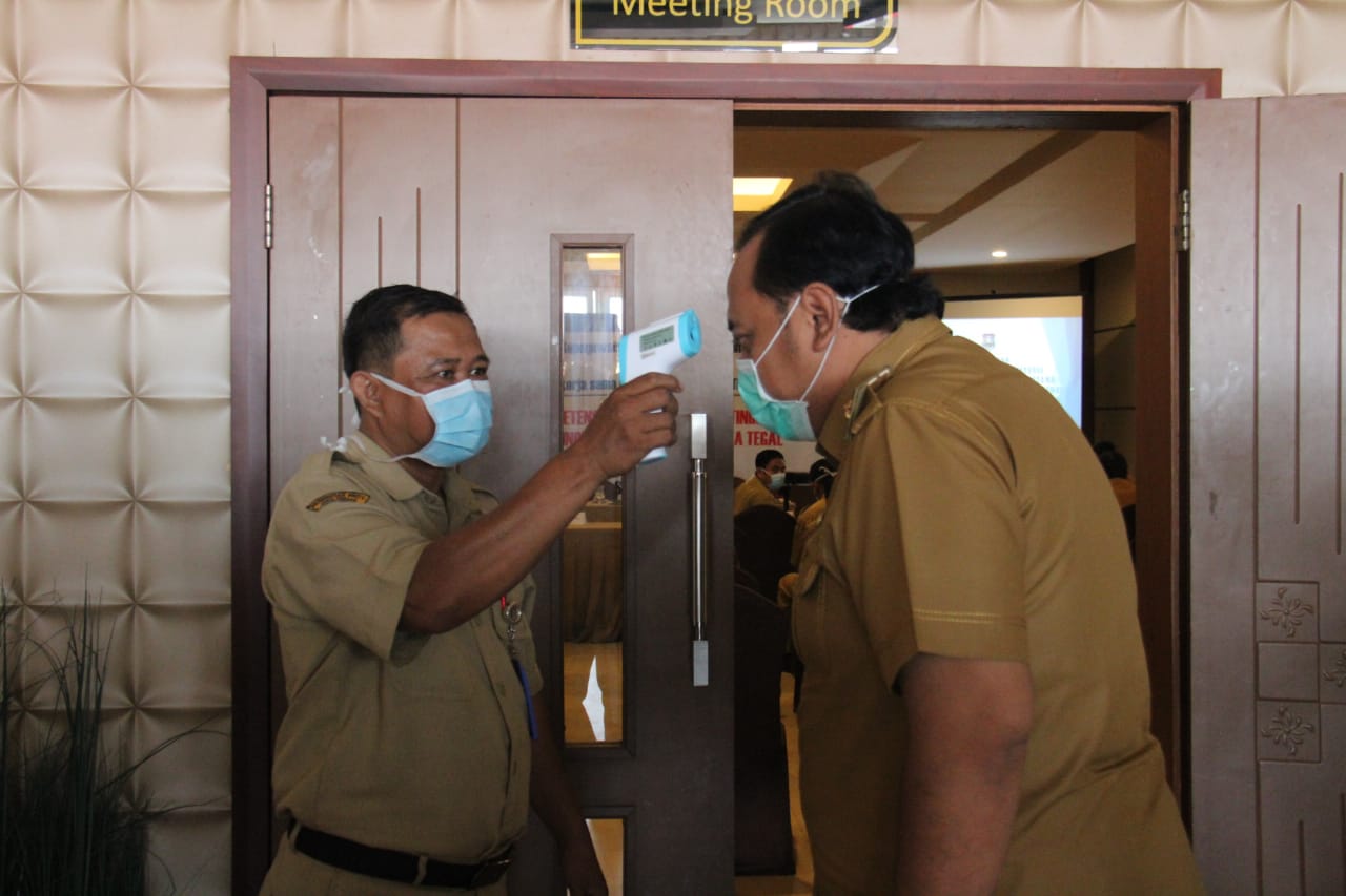 Wali Kota Tegal, Jawa Tengah, Dedy Yon Supriyono sedang diperiksa suhu tubuhnya.