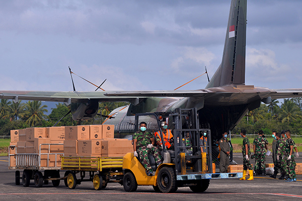Prajurit TNI membawa kardus berisi Alat Perlindungan Diri (APD) 