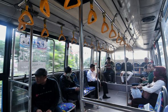 Penumpang Trans-Jakarta yang minim setelah pemerintah mengambil kebijakan kerja dari rumah dan social distancing.