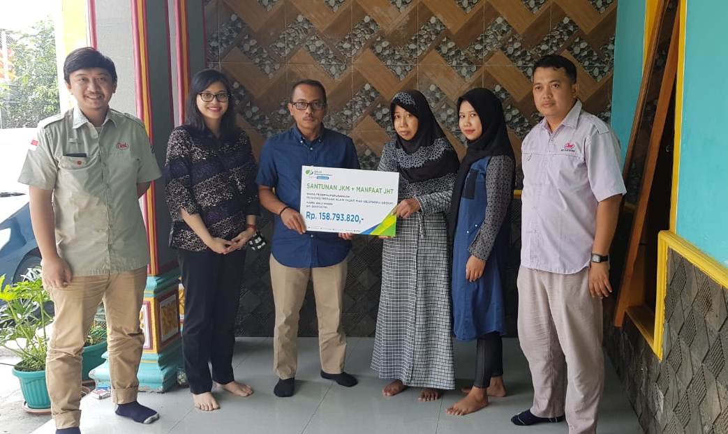 Penyerahan santunan program JHT dan JKM dengan total sebesar Rp158 juta kepada Sri Daryatmi ahli waris almarhum Miyarno. 