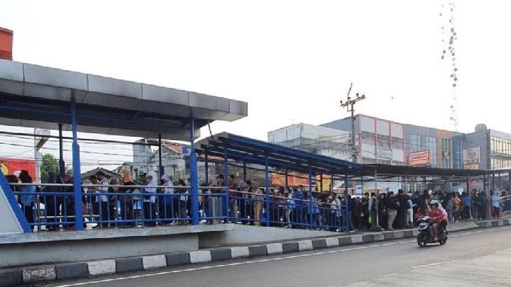 Antrian di halte Transjakarta