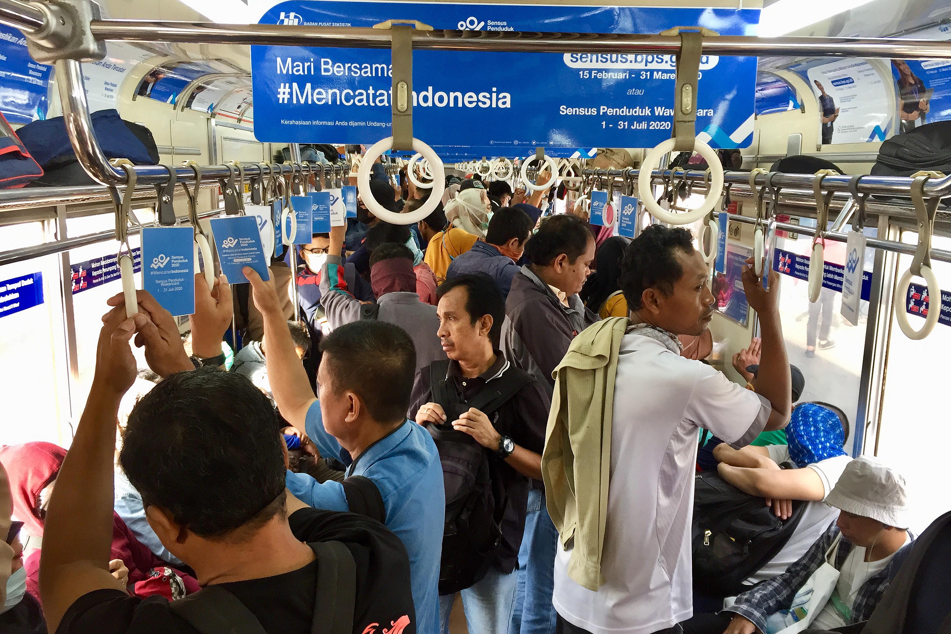 Penumpang masih memadati KRL di tengah imbauan kerja dari rumah, pada Senin (23/03)