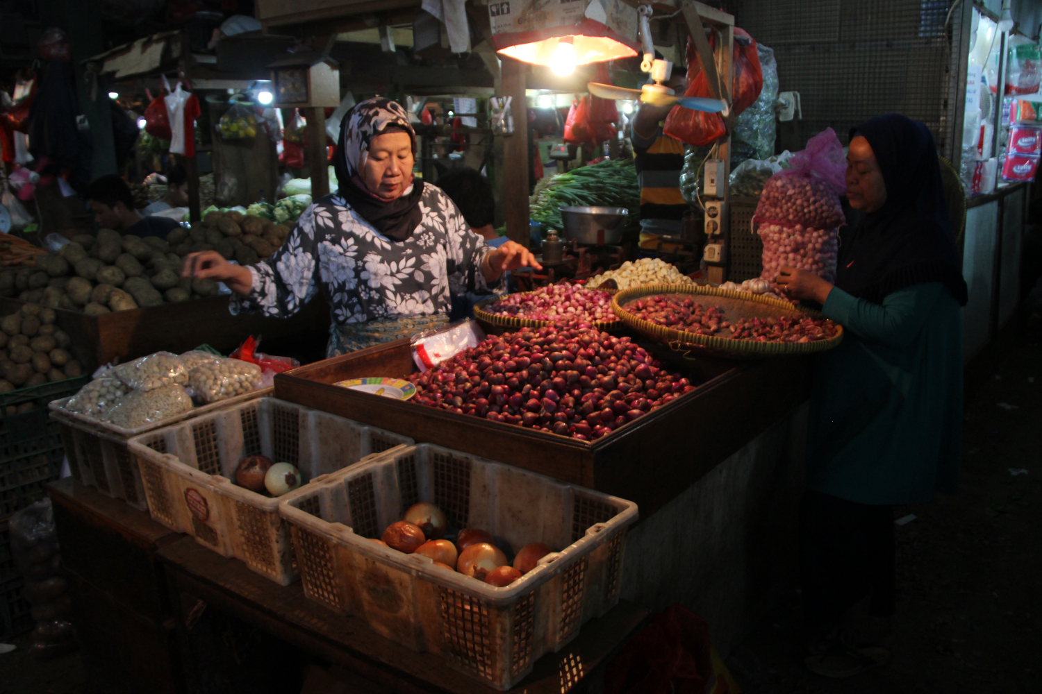 Pedagang tengah memilah cabai merah di Pasar Senen, Jakarta, Minggu (16/2/2020).