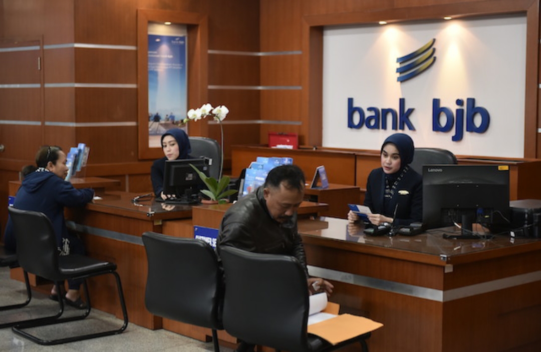 Pelayanan nasabah di Kantor Bank BJB.