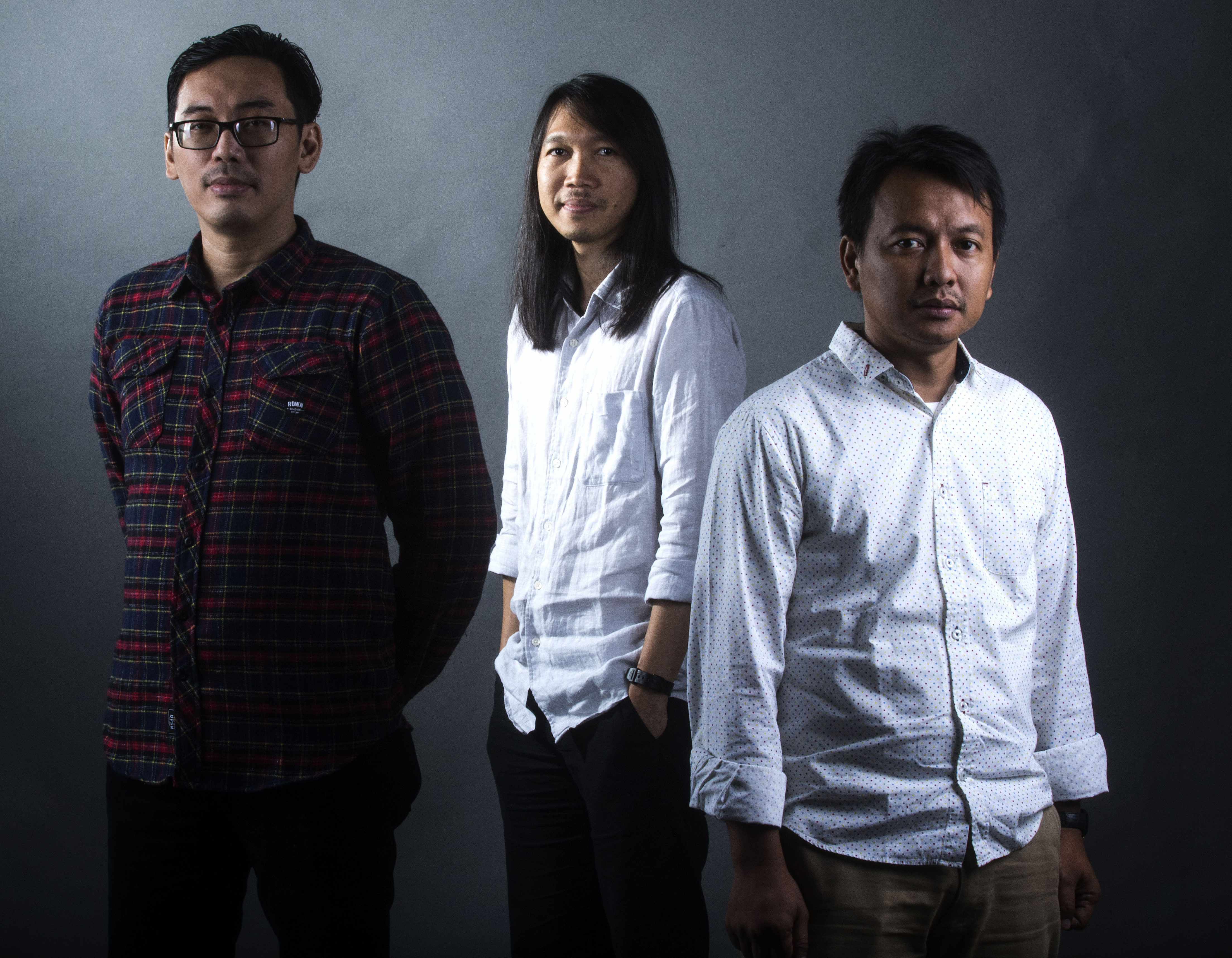 Band Efek Rumah Kaca; Cholil Mahmud (vokal, gitar), Adrian Yunan Faisal (vokal latar, bass), Akbar Bagus Sudibyo (drum, vokal latar) 