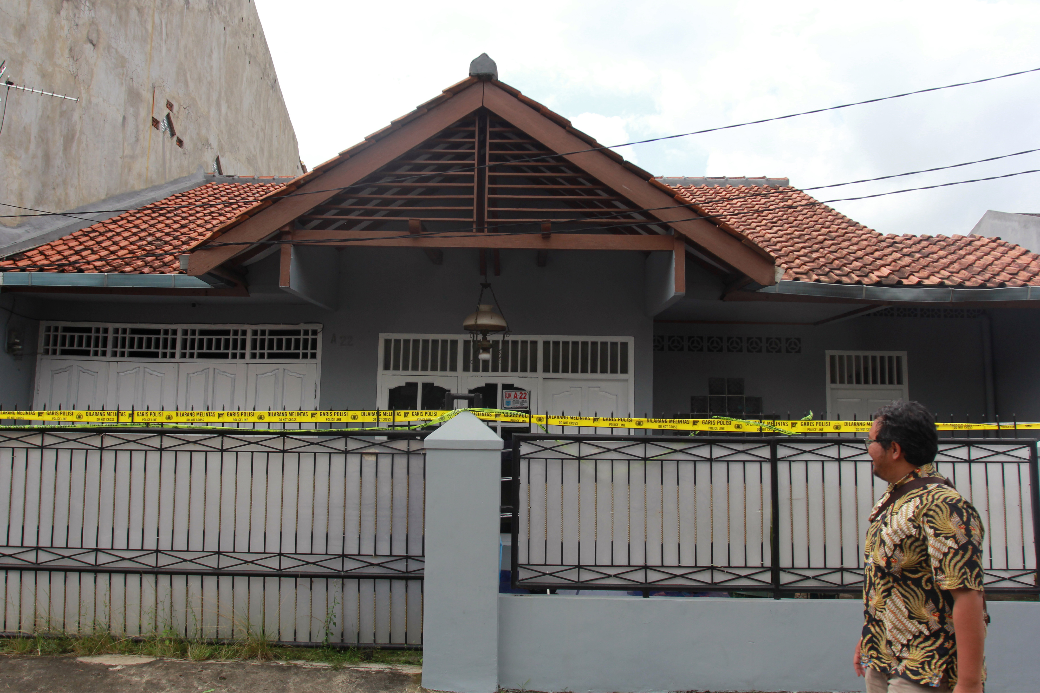  Petugas melintas di depan rumah tempat ditemukan dugaan limbah zat radioaktif di Kompleks Batan Indah Blok A, Serpong, Tangerang Selatan, B