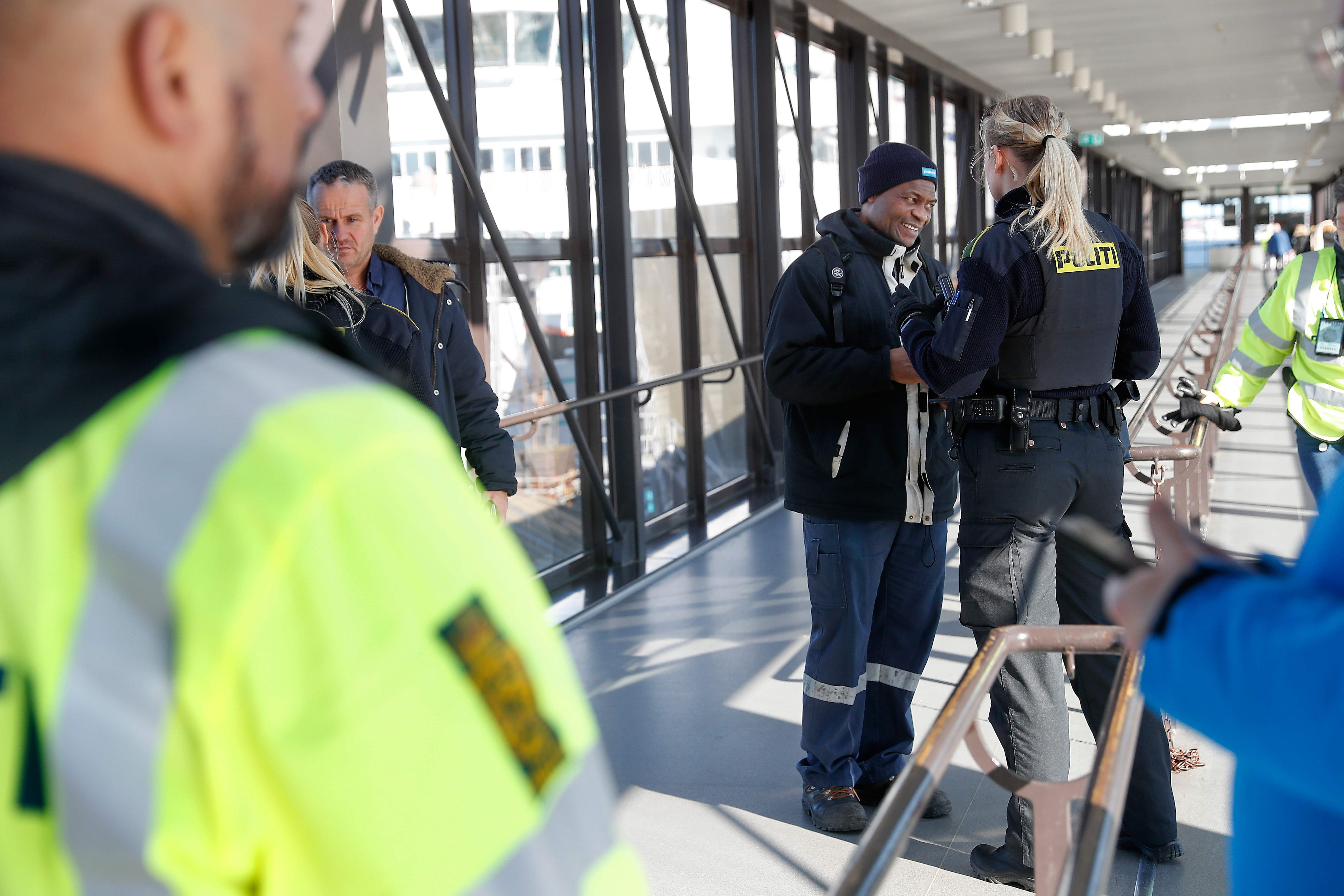 Polisi Denmark memeriksa penumpang yang turun dari feri asal Swedia.