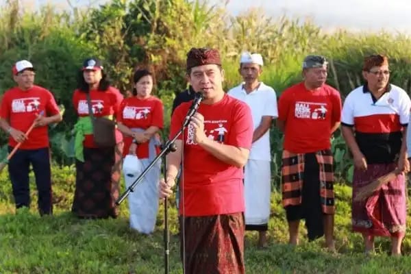 Bupati Klungkung Nyoman Suwirta (depan) saat memberikan pengarahan soal Gerakan Masyarakat Hidup Sehat (Germas). 
