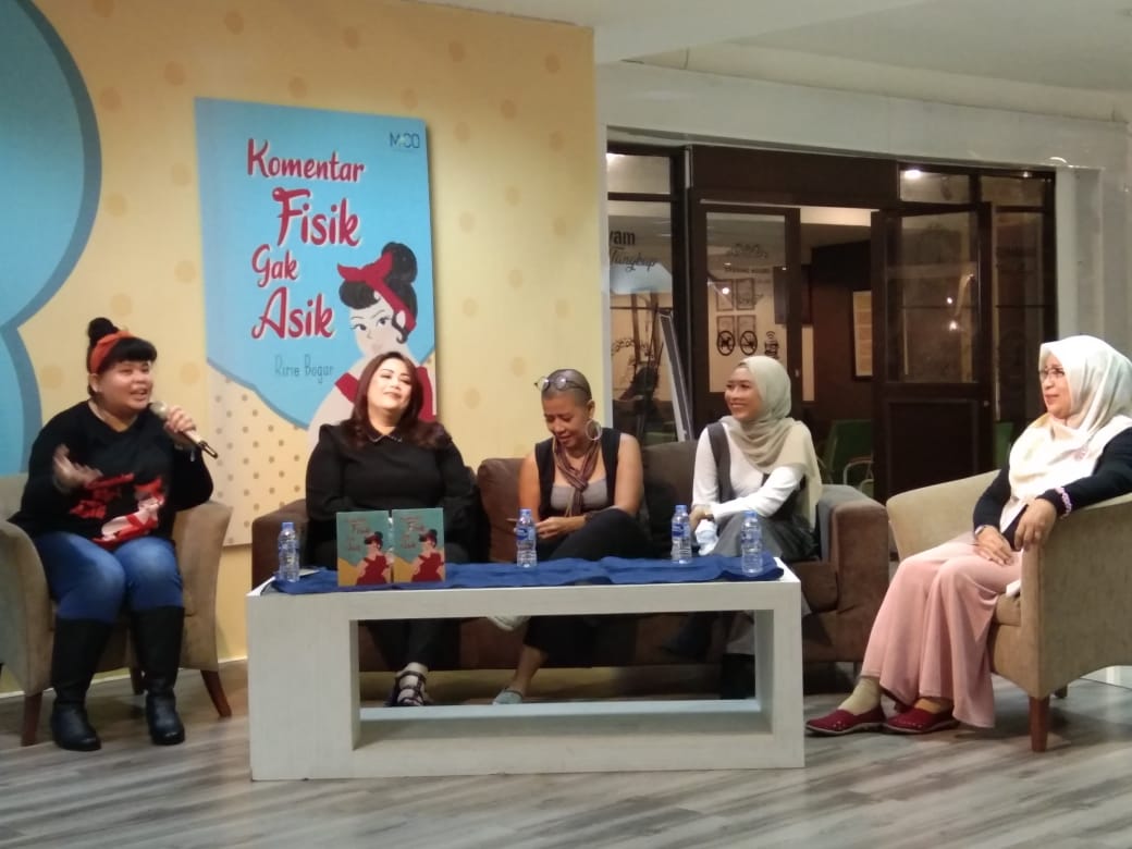 Ririe (kedua dari kiri) meluncurkan buku keduanya yang berjudul sama dengan movement yang ia buat, 'Komentar Fisik Gak Asik'. 