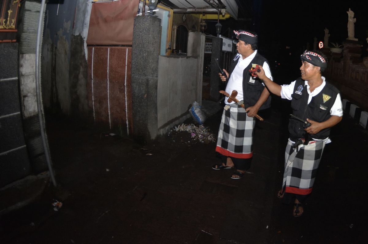 Pecalang atau petugas keamanan tradisional mengawasi perayaam Nyepi, di Bali