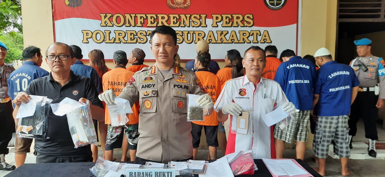  Kapolres Surakarta, Kombes Andy Rifai mengekspos hasil penangkapan pengedar narkoba beserta barang bukti, Kamis (5/3/2020). 