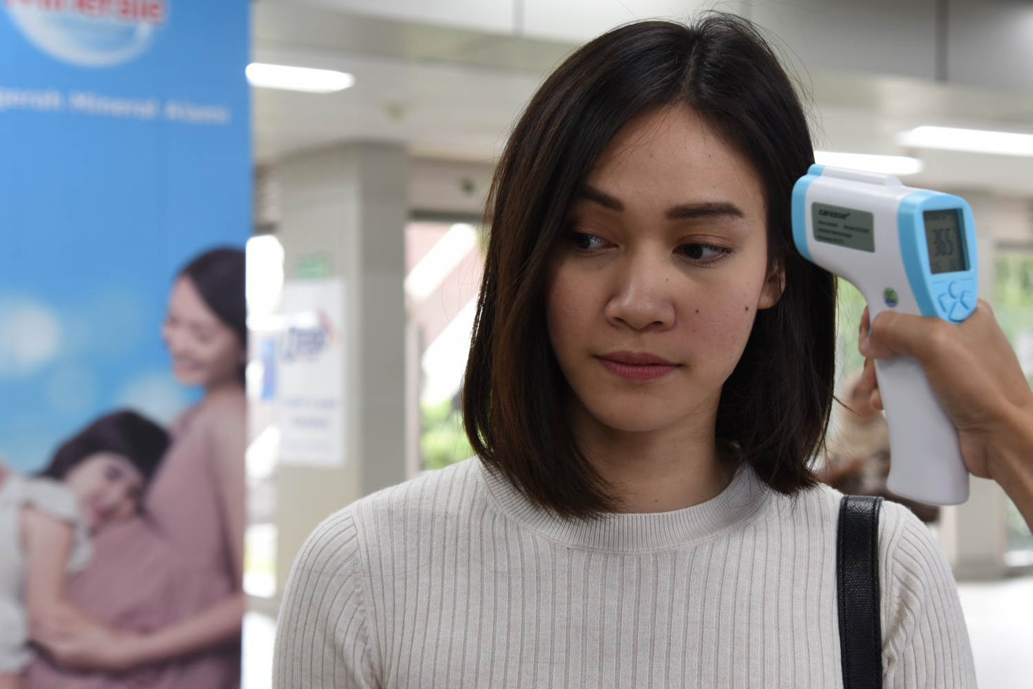 Petugas dari PT MRT Jakarta melakukan pemeriksaan suhu tubuh bagi para penumpang kereta MRT di Stasiun Lebak Bulus, Jakarta, Rabu (4/3).