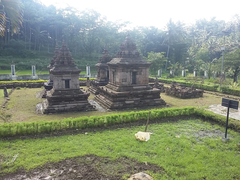 Candi  Hindu Ngempon yang terletak di Kelurahan Ngempon, Kecamatan Bergas, Kabupaten Semarang, Jawa Tengah 