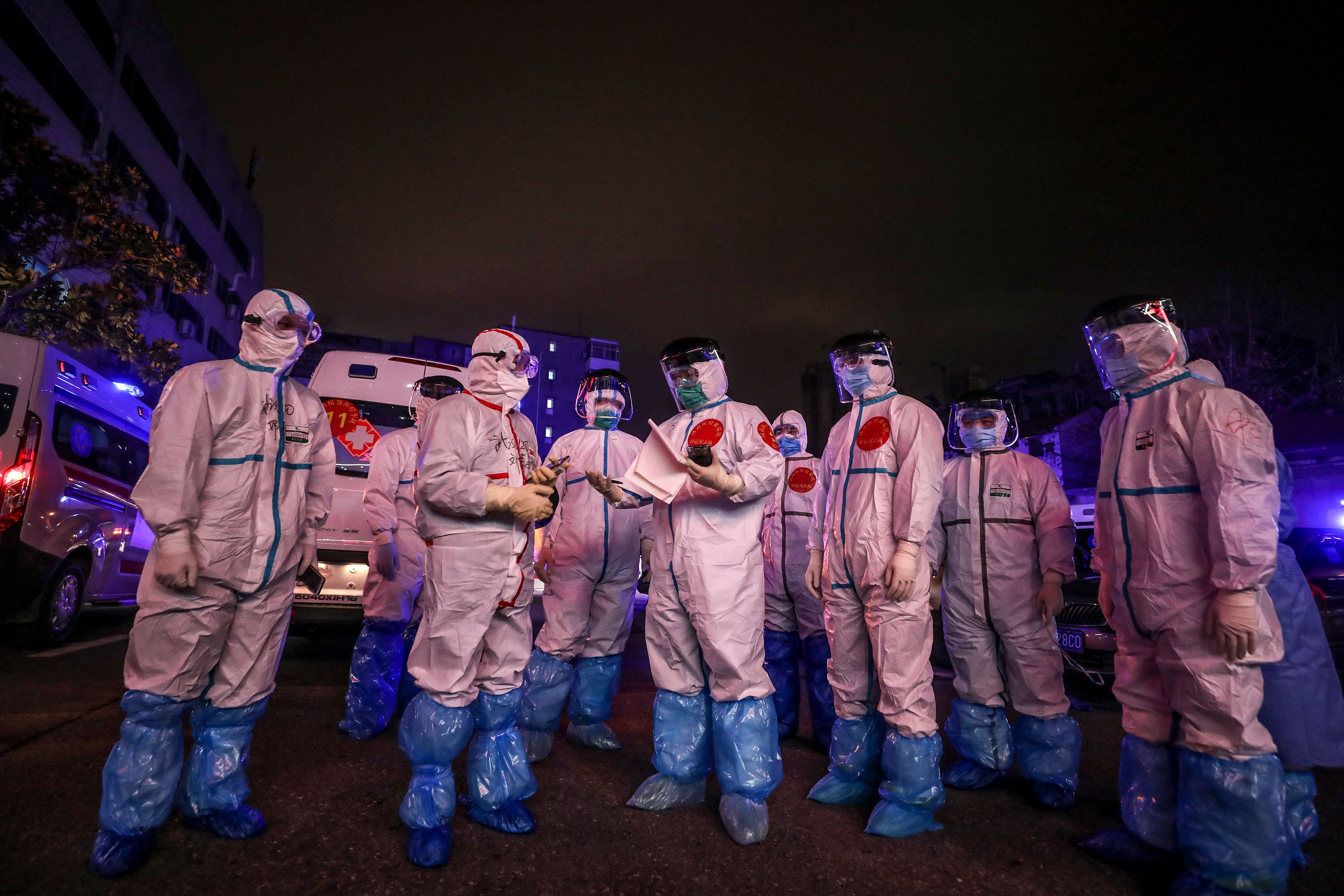 Para petugas medis tengah bersiap menerima pasien positif COVID-19 di Kota Wuhan, Provinsi Hubei, Tiongkok, Selasa (3/3/2020). 