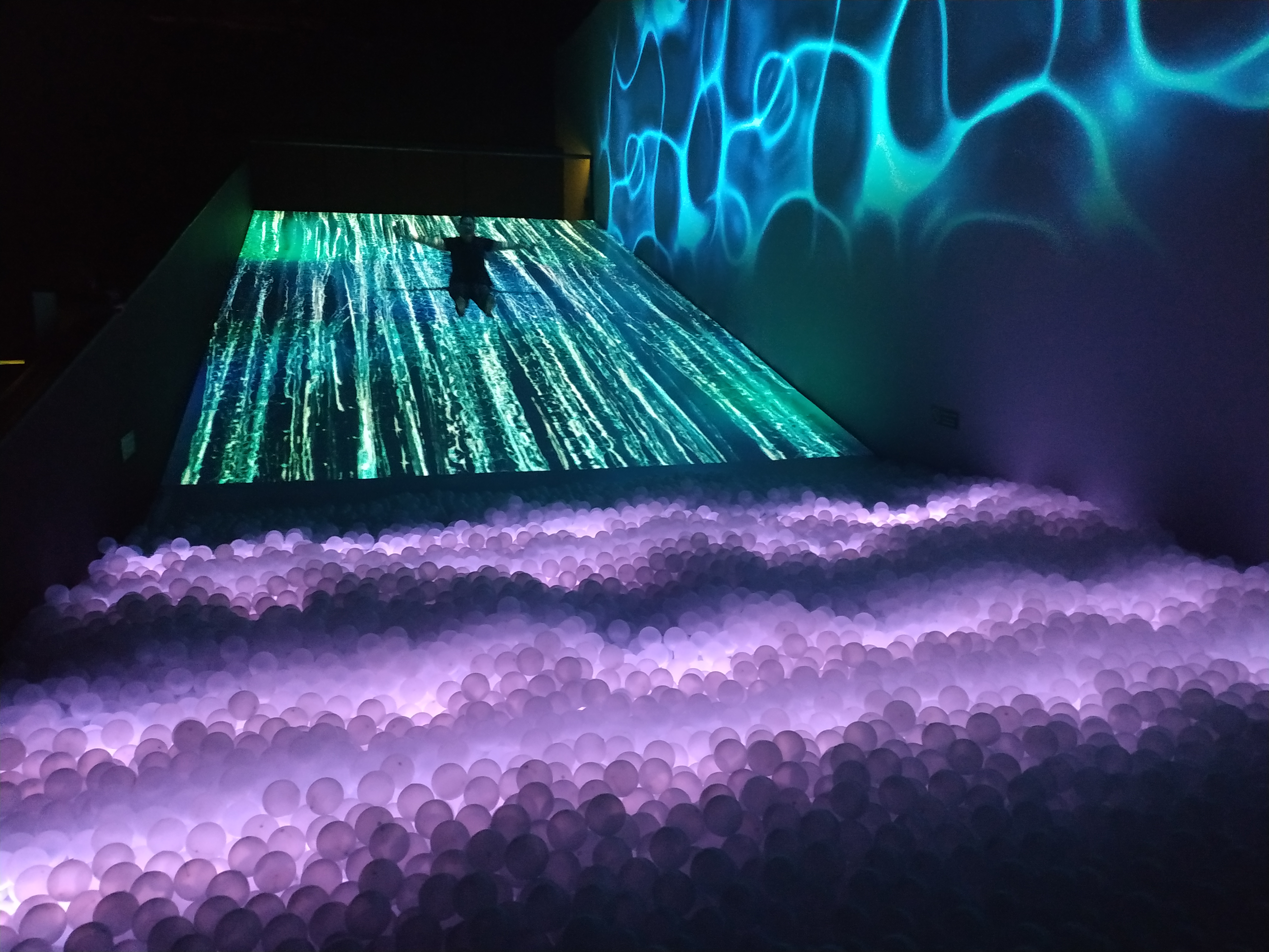 Ruang seni interaktif bernama Imagispace, hasil kolaborasi dari 50 seniman digital di Mal Gandaria City Lantai 2.