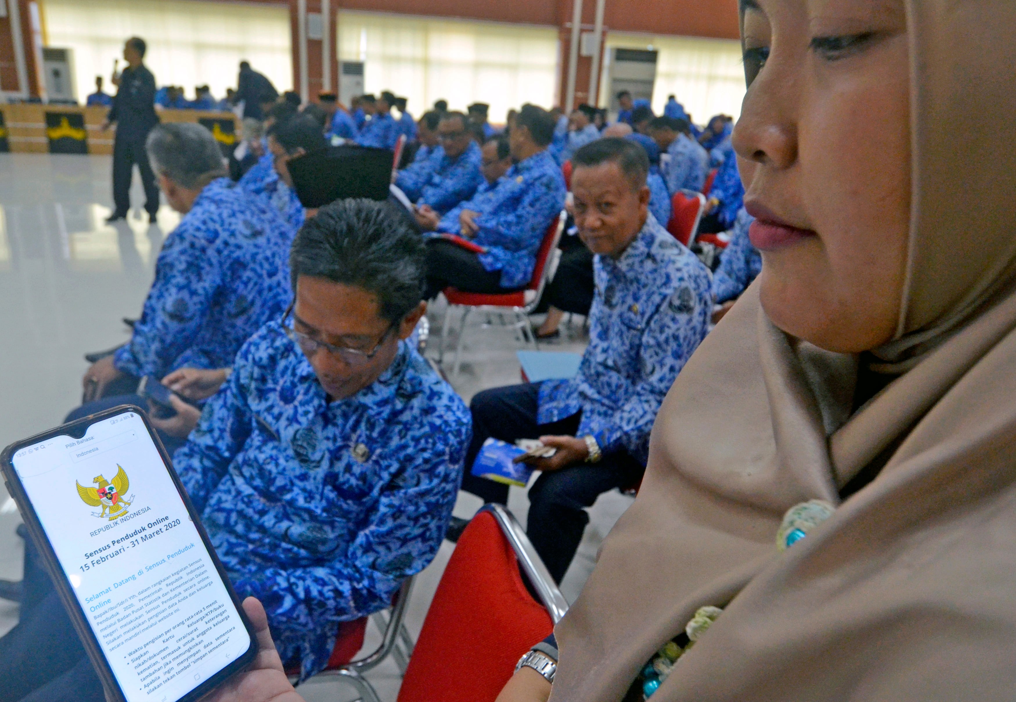 Aparatur Sipil Negara (ASN) melakukan pengisian data pada aplikasi Sensus Penduduk 2020 secara online di Kota Bandar Lampung, Lampung.