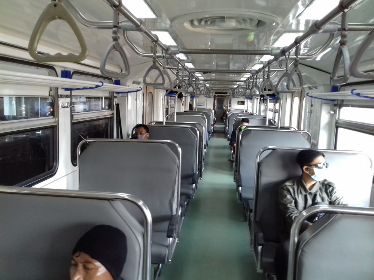 PT KAI membatalkan sejumlah jadwal perjalanan KA karena minimnya penumpang.