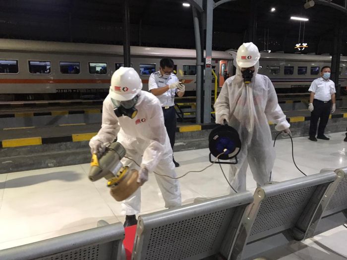 Petugas menyemprotkan disinfektan.