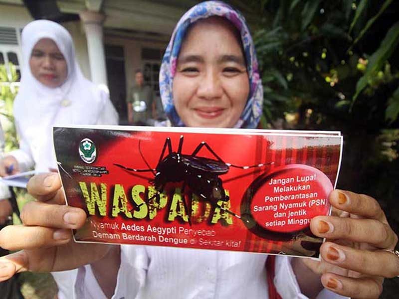 Petugas kesehatan menunjukkan selembar agar warga waspada dengan penyakit DBD. 