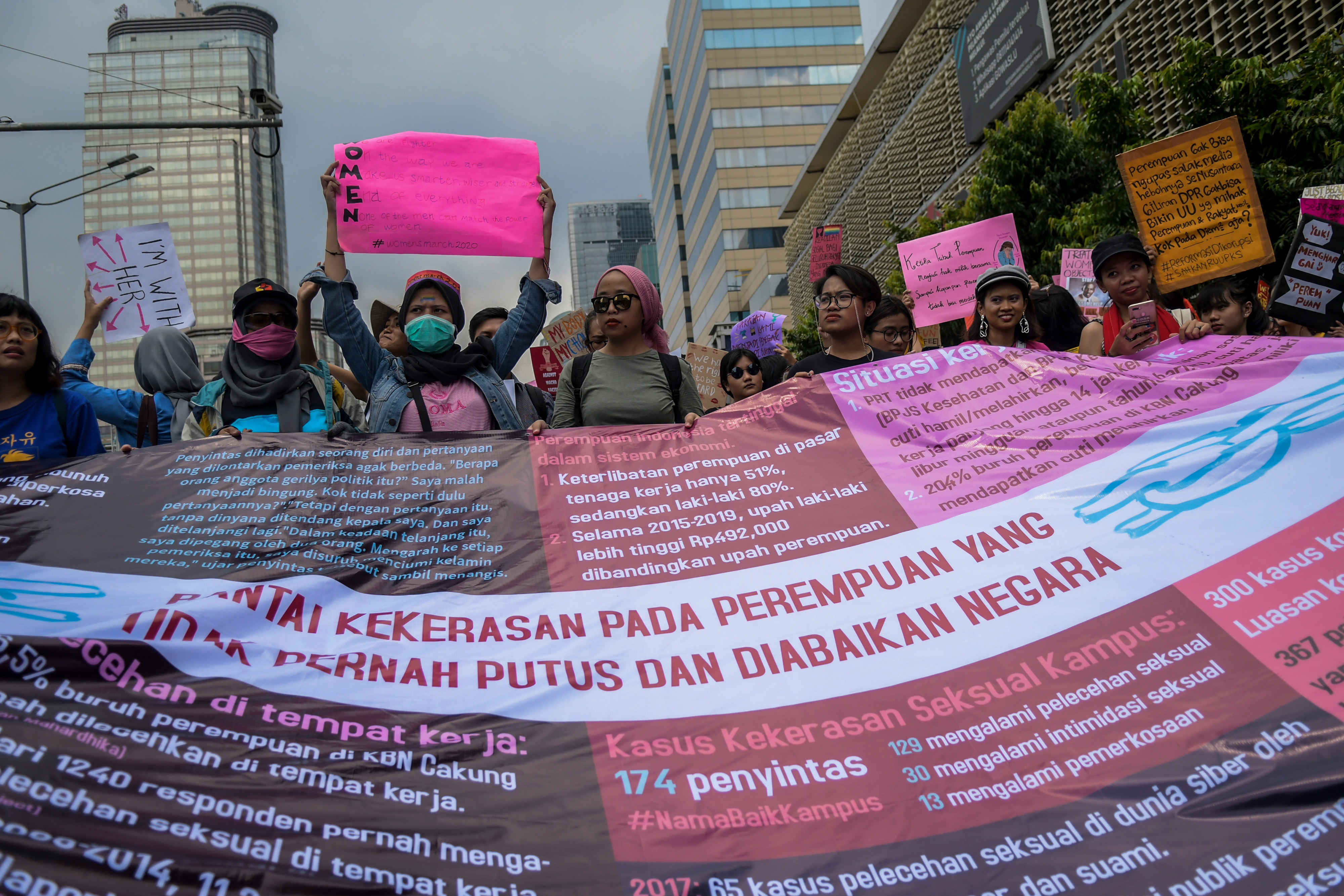 Peserta aksi mengikuti acara peringatan Hari Perempuan Sedunia di Jalan M.H Thamrin, Jakarta, Minggu (8/3/2020).