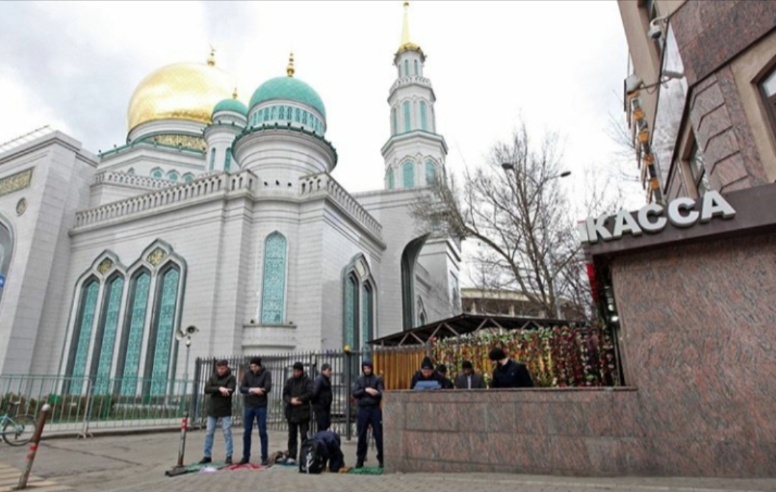 Masjid Ditutup, Muslim Moskow Salat di Luar