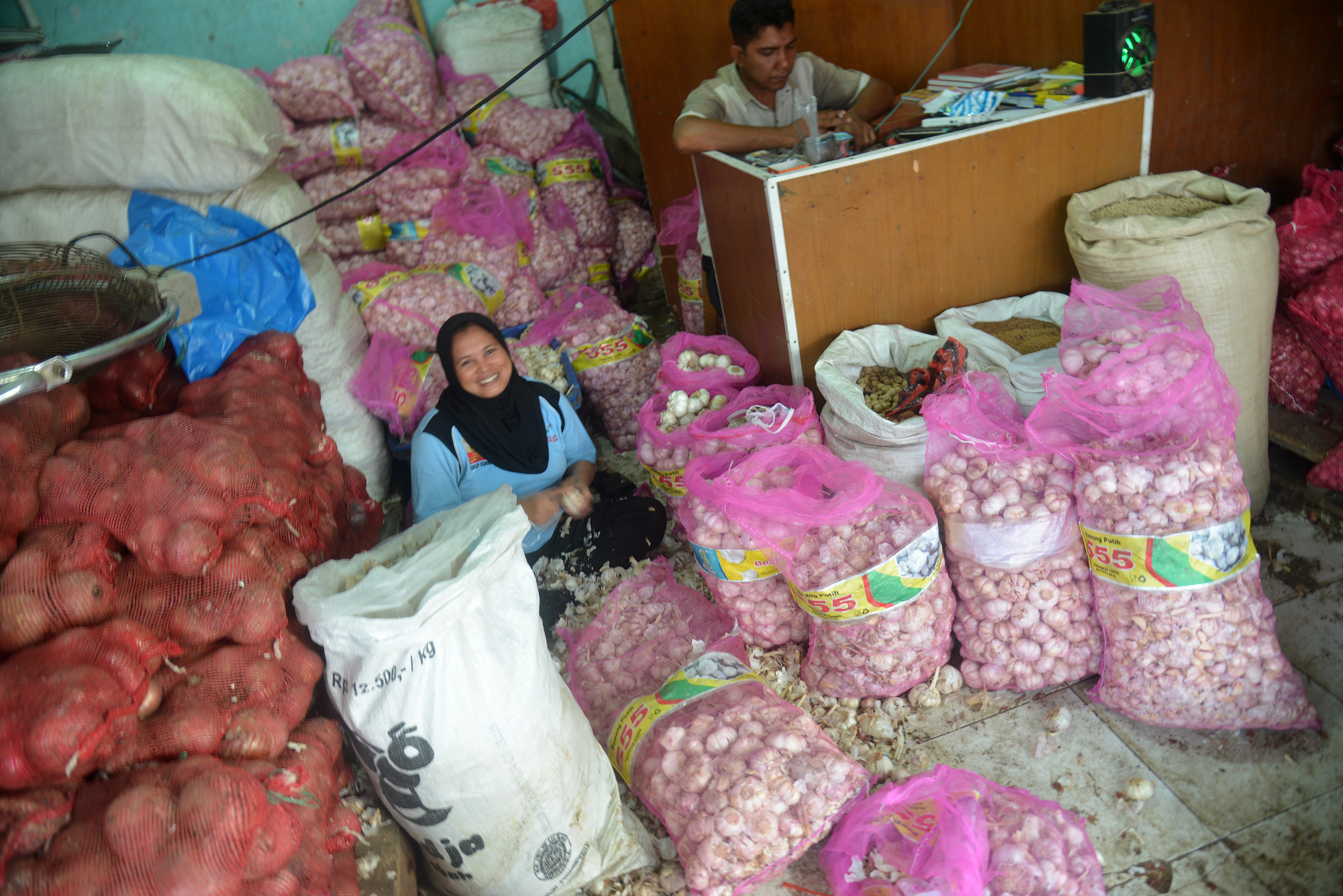 Kebijakan relaksasi impor bawang putih dan bawang bombai untuk memudahkan pemenuhan stok dalam masa tanggap darurat covid-19.