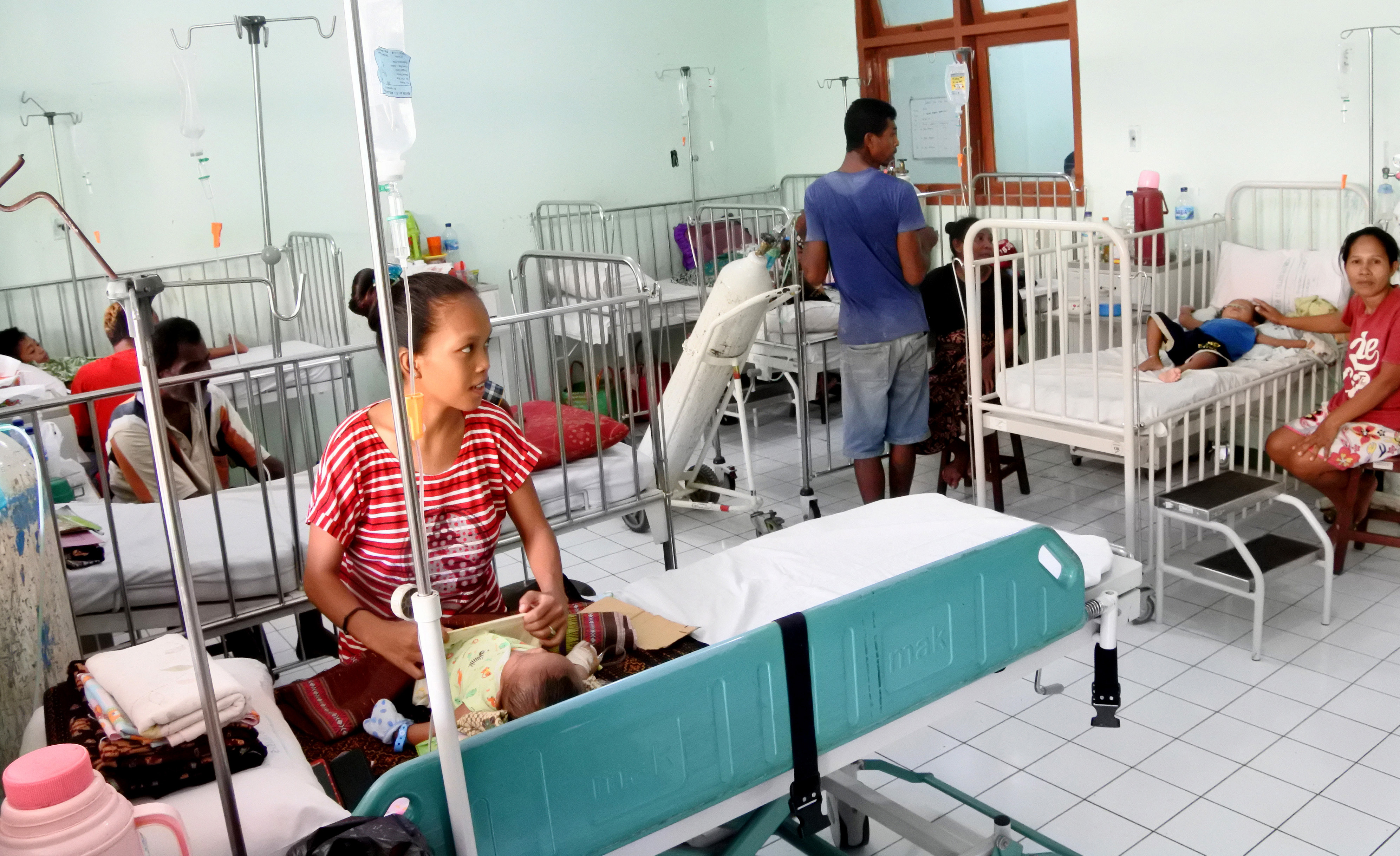 Sejumlah pasien penderita demam berdarah dengue (DBD) mendapat perawatan di RSUD TC Hillers Maumere, Kabupaten Sikka, NTT.