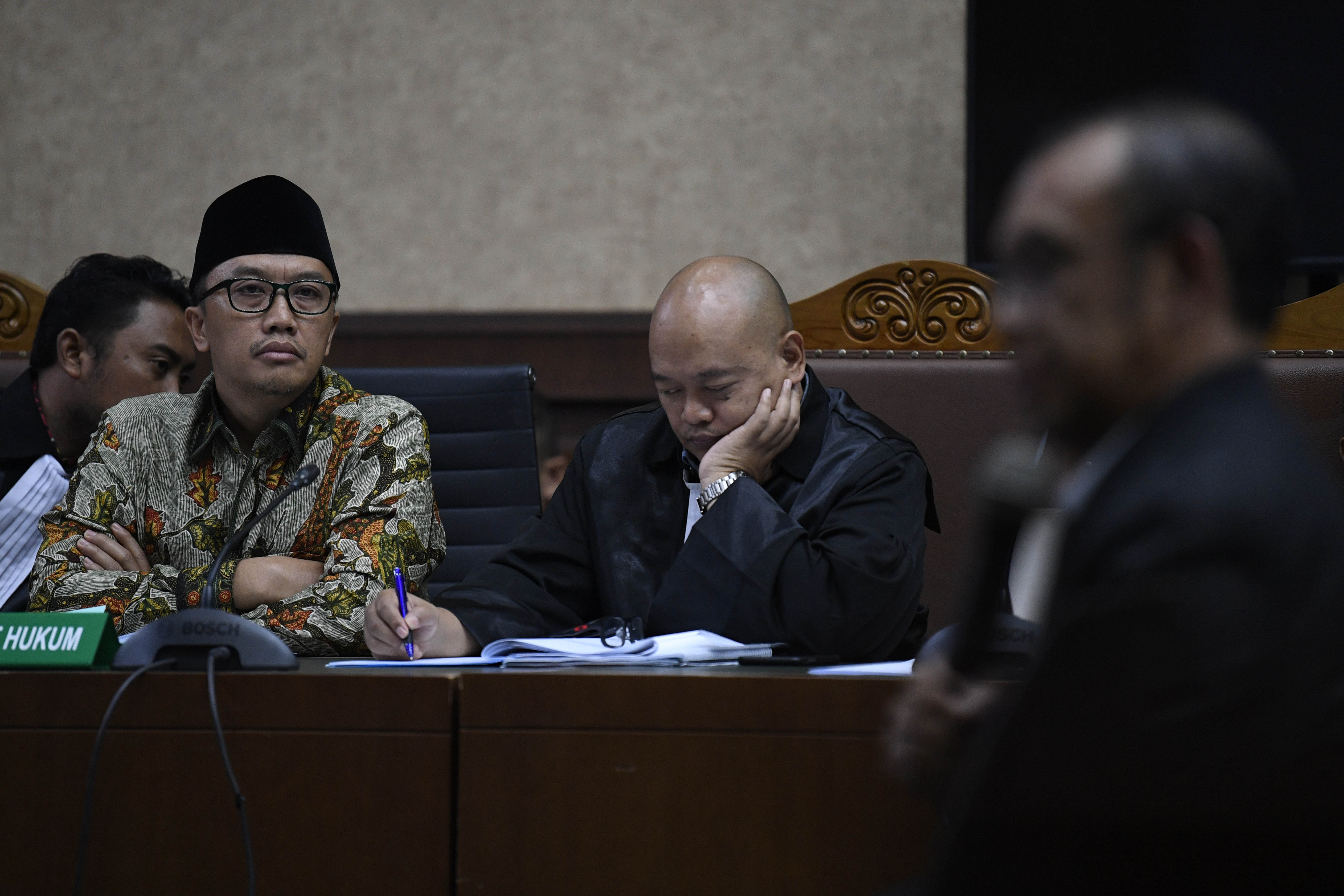 Terdakwa kasus dugaan suap pengurusan proposal dana hibah KONI dan gratifikasi Imam Nahrawi menyimak keterangan saksi. 