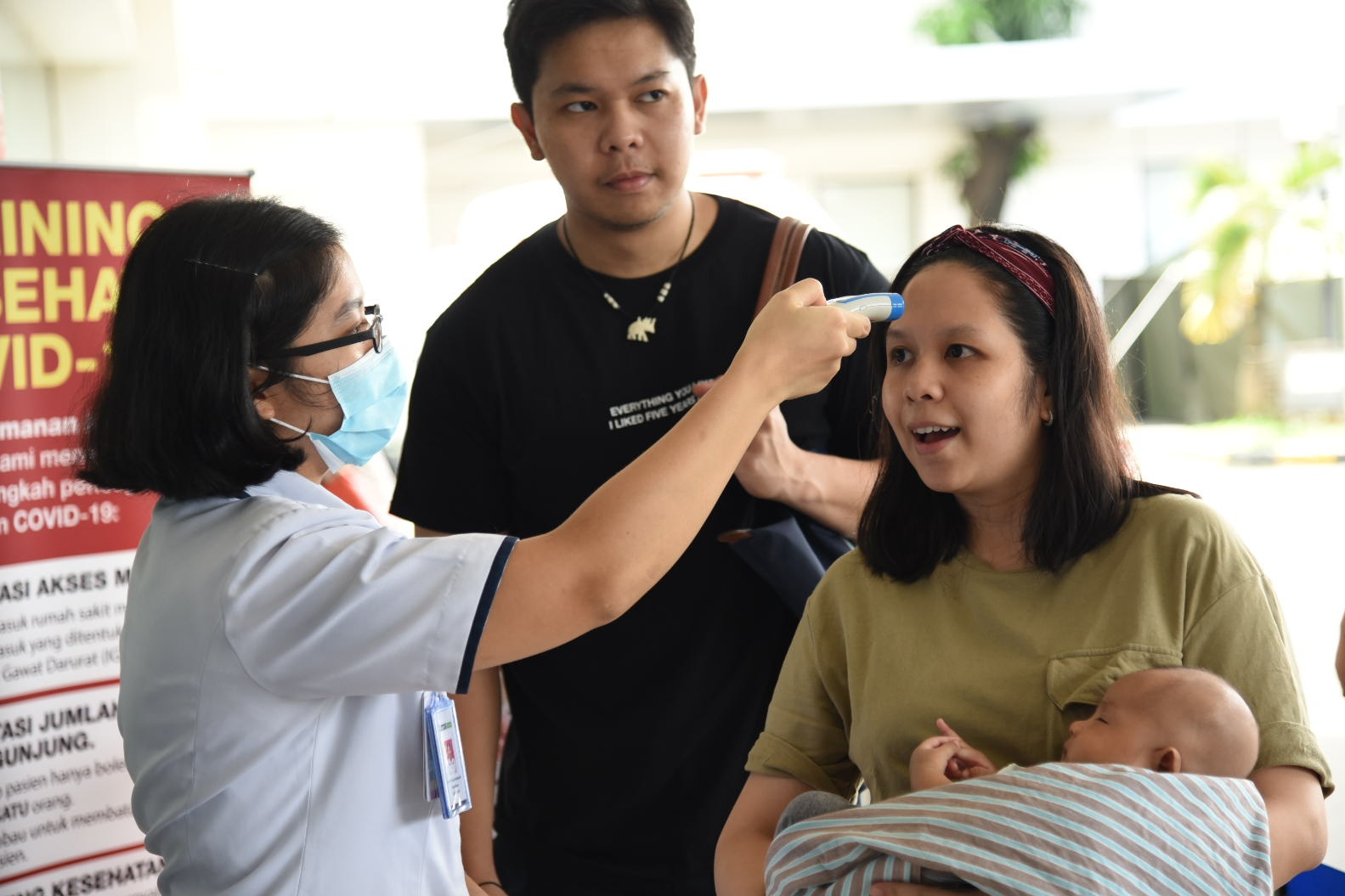 Pemeriksaan pasien sebelum memasuki RS Siloam Kebun Jeruk