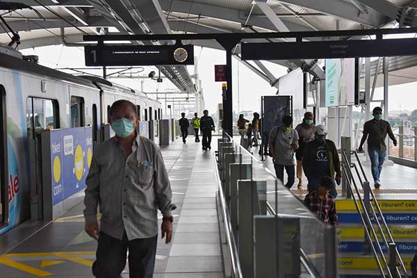 Sejumlah warga menggunakan masker di tempat umur seperti di kawasan Stasiun MRT Lebak Bulus, Jakarta Selatan, Kamis (5/3/2020).