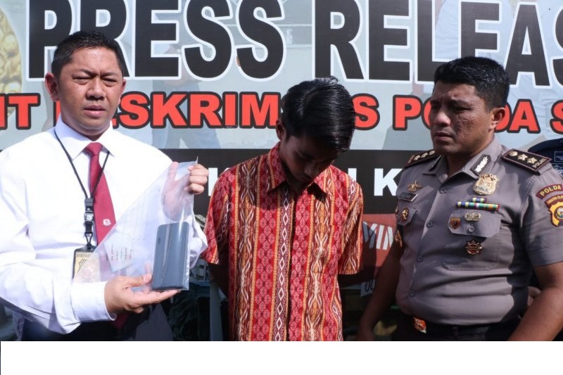 Tersangka (tengah) penyebar berita bohong atau hoaks