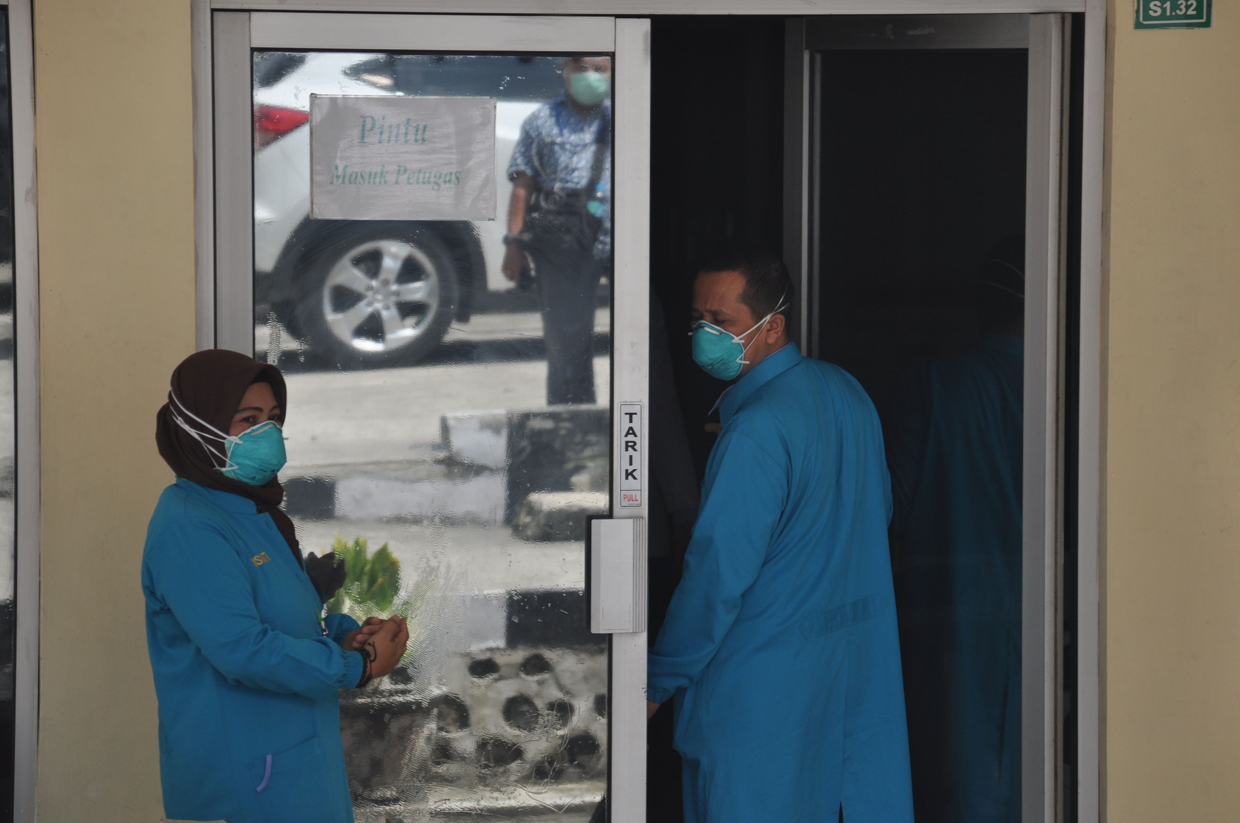 Petugas medis gedung rawat infeksius Rumah Sakit Umum Pusat (RSUP) H Adam Malik di Medan, Sumatra Utara.