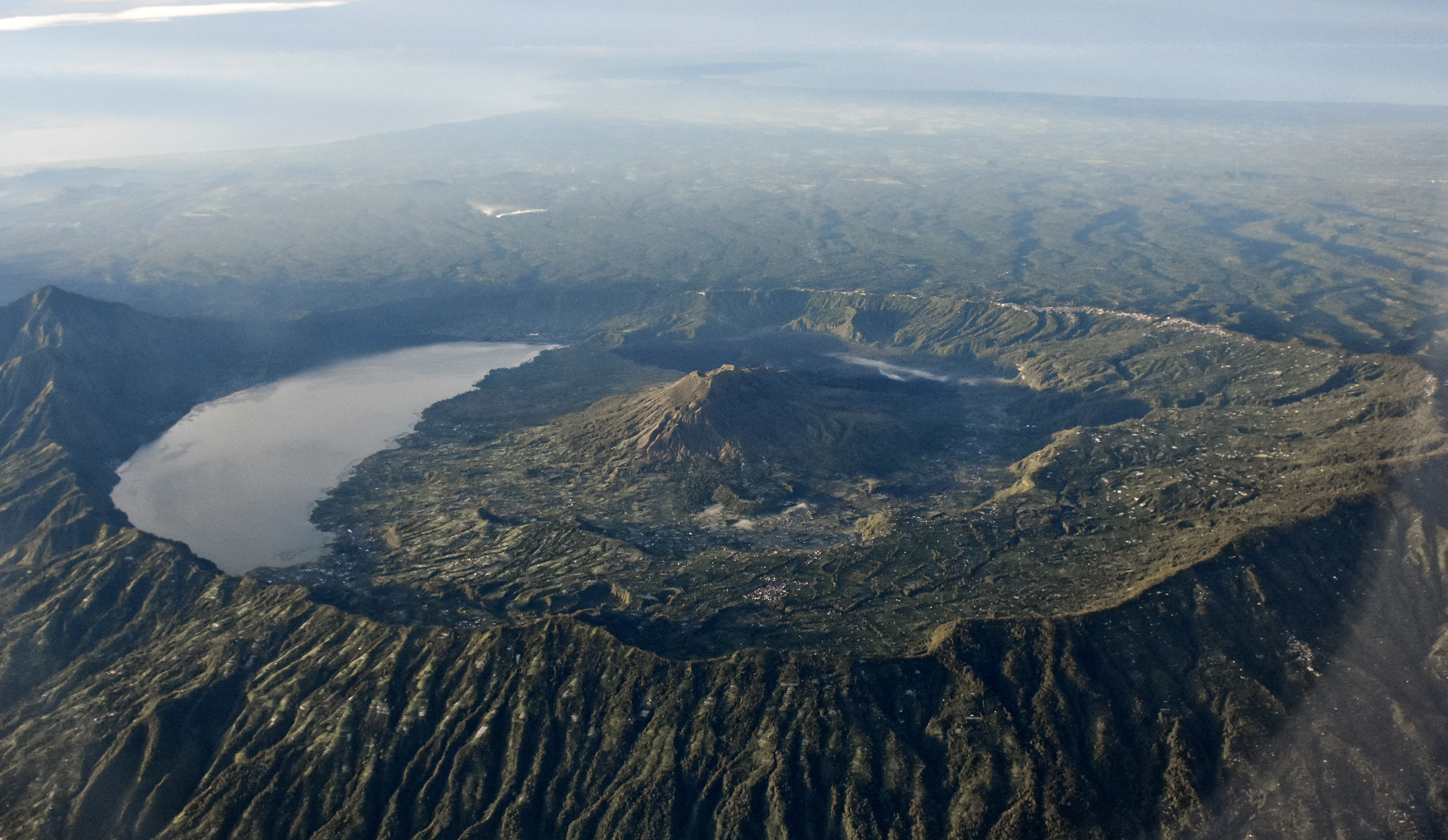 Foto udara kaldera Gunung Batur di Kecamatan Kintamani, Kabupaten Bangli, Bali.