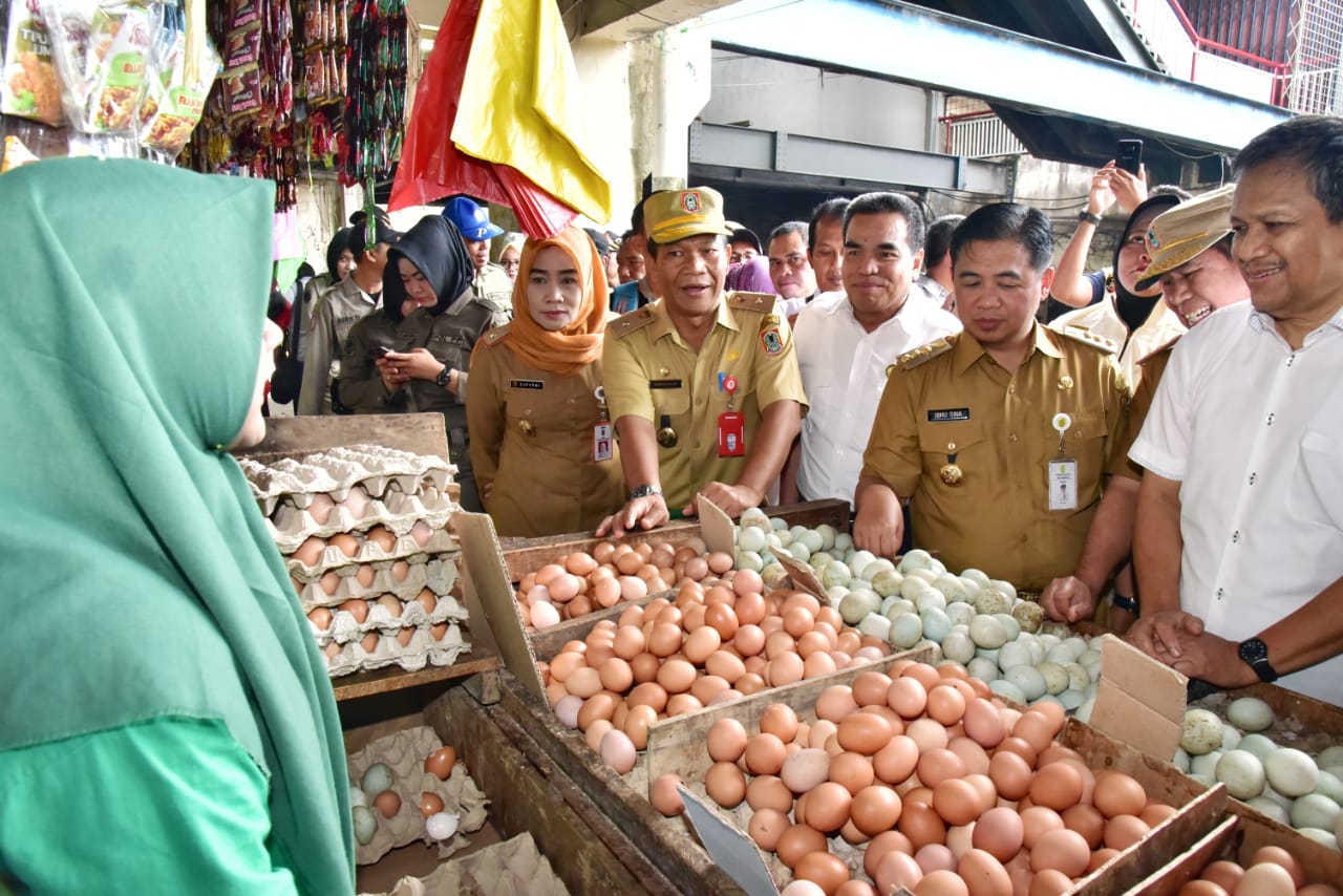 Pasar sembako di Banjarmasin.