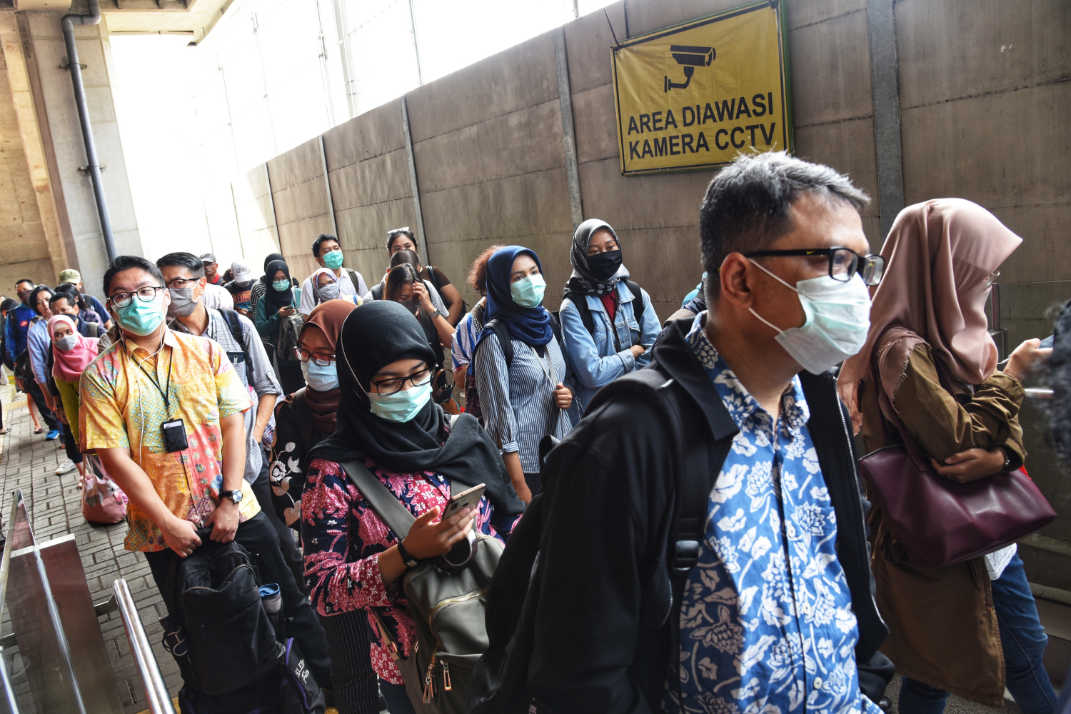 Antrean penumpang di terminal MRT Lebak Bulus pada Senin (16/3)