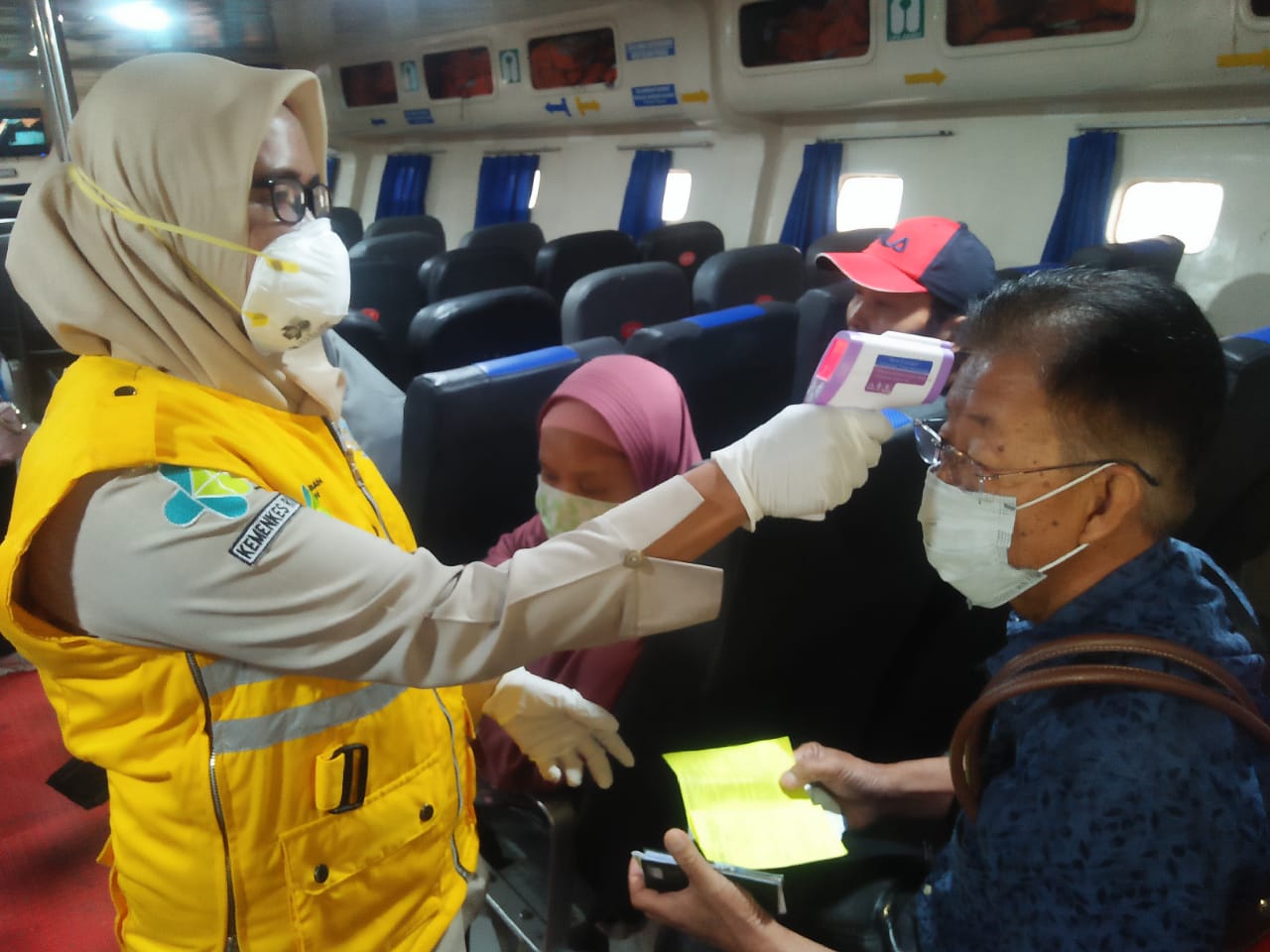 PT Pelabuhan Indonesia I (Persero)  memeriksa suhu penumpang kapal terkait virus korona. 