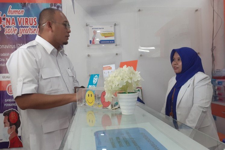 Anggota DPR RI Andre Rosiade memeriksa ketersediaan masker di apotek Kimia Farma Padang.